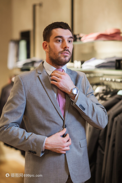 销售,购物,时尚,商业风格人的优雅的轻人选择尝试西装领带商场服装店